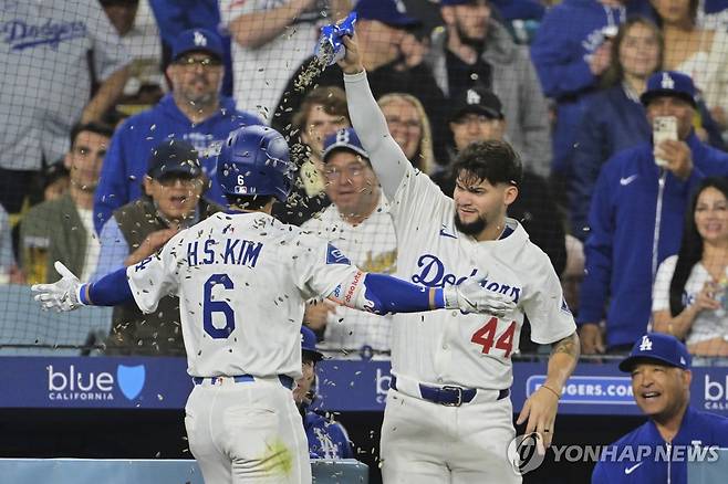 메이저리그 첫 홈런을 치고 동료의 축하를 받는 김혜성(왼쪽) [AP=연합뉴스]