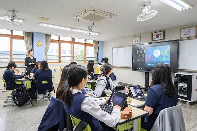 아이패드로 수업하는 교실 (서울=연합뉴스) 15일 오전 서울 종로구 덕성여자중학교에서 아이패드를 활용한 수업이 진행되고 잇다. 2025.5.15 [애플 제공. 재판매 및 DB 금지]