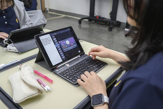 학생이 아이패드로 수업받는 모습 (서울=연합뉴스) 15일 오전 서울 종로구 덕성여자중학교에서 아이패드를 활용한 수업이 진행되고 있다. 2025.5.15 [애플 제공. 재판매 및 DB 금지]