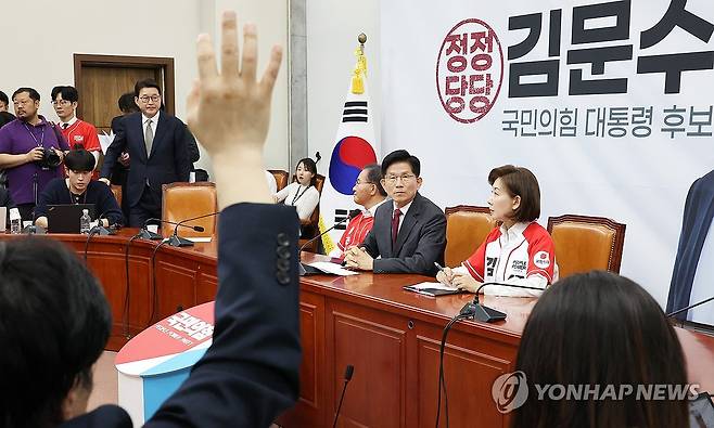 질문받는 김문수 대선 후보 (서울=연합뉴스) 김주형 기자 = 국민의힘 김문수 대선 후보가 15일 서울 여의도 국회에서 열린 긴급 기자회견에서 취재진의 질문을 받고 있다. 2025.5.15 kjhpress@yna.co.kr