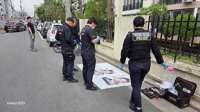 훼손된 이재명 후보 공식 공보물 [더불어민주당 대구시당 제공. 재판매 및 DB금지]