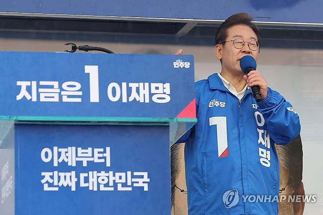 지지 호소하는 이재명 후보 (광양=연합뉴스) 황광모 기자 = 더불어민주당 이재명 대선 후보가 15일 전남 광양시 전남드래곤즈 축구장 인근에서 열린 유세에서 지지를 호소하고 있다. 2025.5.15 [공동취재] hkmpooh@yna.co.kr