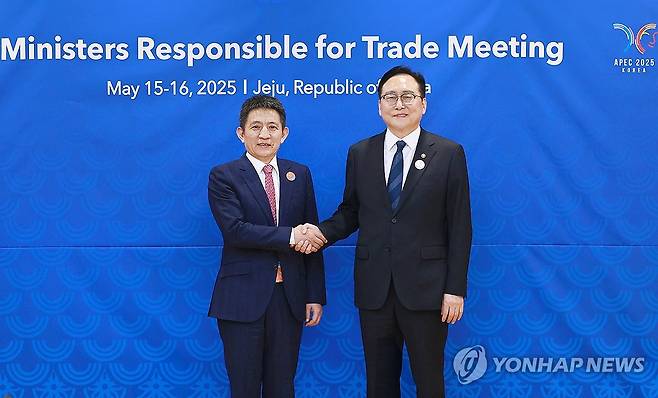 중국 상무부 부부장 만난 정인교 통상교섭본부장 (서울=연합뉴스) 정인교 산업통상자원부 통상교섭본부장이 15일 제주 서귀포시 제주국제컨벤션센터(ICC)에서 열린 '2025 APEC 통상장관회의'에서 리 청강 중국 상무부 국제무역협상대표 겸 부부장과 기념 촬영하고 있다. 2025.5.15 [산업통상자원부 제공. 재판매 및 DB 금지] photo@yna.co.kr