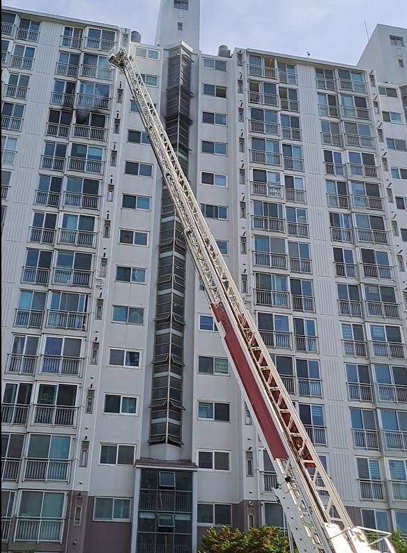 강릉 아파트 화재 [강릉소방서 제공. 재판매 및 DB 금지]