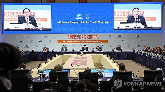 APEC 2025 통상장관회의 (서귀포=연합뉴스) 박지호 기자 = 15일 오후 서귀포시 제주국제컨벤션센터에서 열린 APEC 2025 통상장관회의 개회식에서 정인교 산업통상자원부 통상교섭본부장이 개회사를 하고 있다. 2025.5.15 jihopark@yna.co.kr
