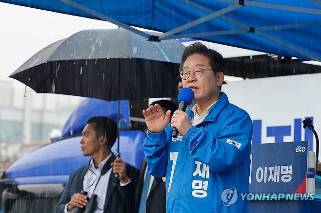 이재명 후보의 지지호소 (여수=연합뉴스) 황광모 기자 = 더불어민주당 이재명 대선 후보가 15일 전남 여수시 이순신 광장에서 열린 집중 유세에서 연설하고 있다. 2025.5.15 [공동취재] hkmpooh@yna.co.kr