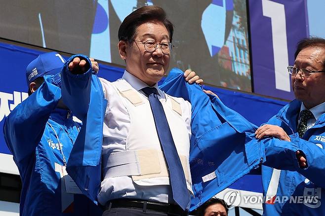 방탄복 입고 공식 선거운동 시작한 이재명 후보 더불어민주당 이재명 대선 후보가 6·3 대통령선거 공식 선거운동 첫날인 5월 12일 서울 광화문 청계광장에서 열린 중앙선대위 출정식 및 첫 유세에서 방탄복 위에 선대위 점퍼를 입고 있다. [연합뉴스 자료사진]