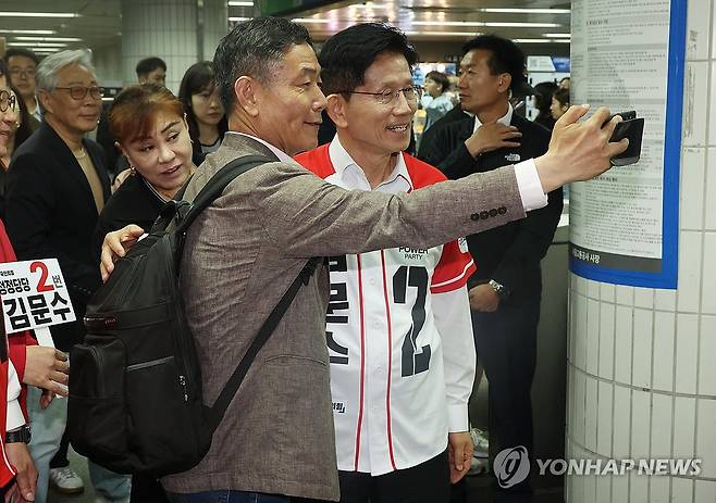 시민과 기념촬영하는 김문수 후보 (서울=연합뉴스) 김도훈 기자 = 국민의힘 김문수 대선 후보가 15일 서울 구로구 신도림역을 찾아 시민과 기념촬영을 하고 있다. 2025.5.15 [공동취재] superdoo82@yna.co.kr