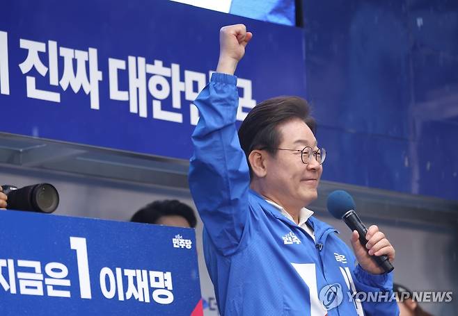 주먹 불끈 쥔 이재명 후보 (순천=연합뉴스) 황광모 기자 = 더불어민주당 이재명 대선후보가 15일 전남 순천시 연향동 패션의 거리에서 열린 유세에서 연설하고 있다. 2025.5.15 hkmpooh@yna.co.kr