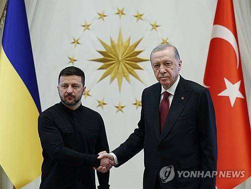 앙카라서 만난 젤렌스키-에르도안 대통령 (앙카라 로이터=연합뉴스) 볼로디미르 젤렌스키 우크라이나 대통령과 레제프 타이이프 에르도안 튀르키예 대통령이 15일(현지시간) 앙카라에서 만나 악수하고 있다. 2025.05.15