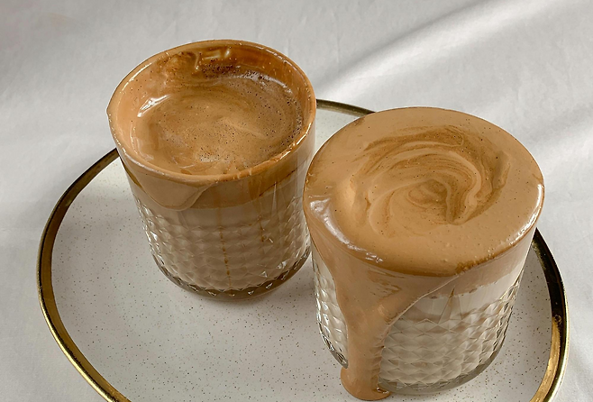 위에 커피크림이 올라가 있는 커피 두잔