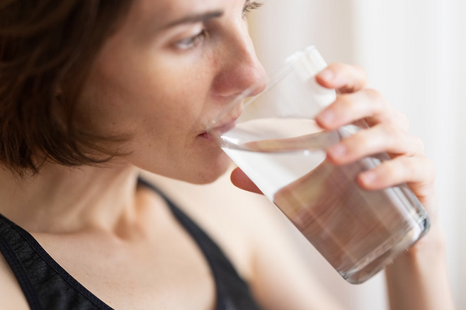 물 마시는 사람