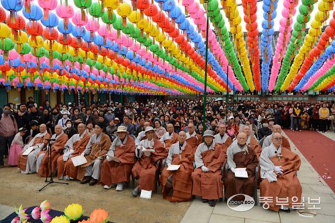 법요식을 가득 메운 사부대중. 주수완