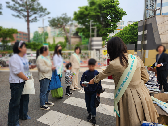 군포시정신건강복지센터가 군포의왕교육지원청 교권보호지원센터와 함께 '교육활동 보호 집중구간 지역연계활동 캠페인'을 실시했다. 사진=군포시청