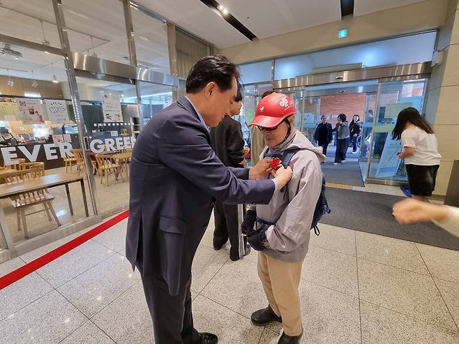 하은호 군포시장이 어버이날 행사에 참석한 어르신에게 카네이션을 달아드리고 있다. 사진=군포시