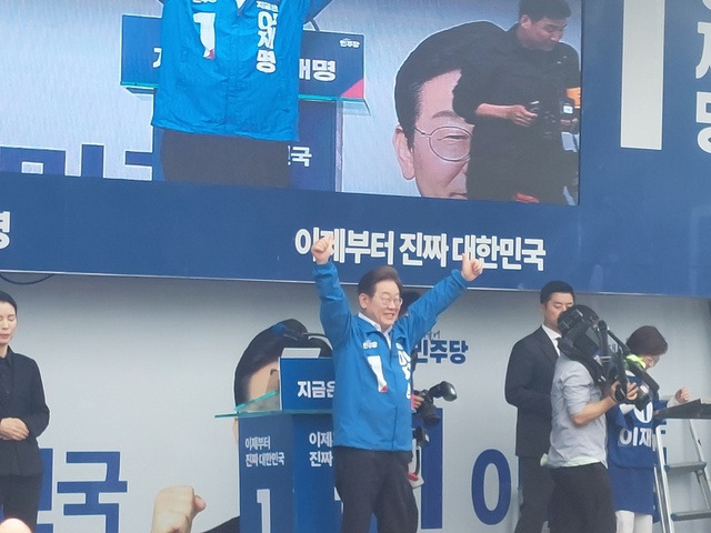 이재명 더불어민주당 대선후보가 군산시민들 앞에서 "기회를 주시면 유용한 도구로서 충직한 일꾼으로 최선을 다하겠다"고 밝혔다 ./사진=이환규 기자