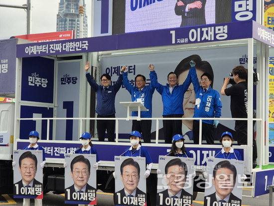 ▲ 15일 더불어민주당 중앙선대위 김부겸(왼쪽 두번째) 총괄선대위원장이 울산을 찾아 울산상공회의소와 전통시장 등에서 이재명 대선후보에 대한 지지를 호소하고 있다. 더불어민주당 울산선대위 제공