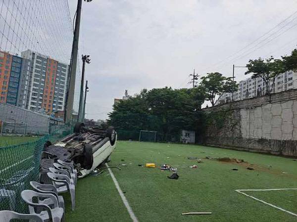 15일 오전 10시 19분께 대구시 동구 방촌동 망우당공원 인근 도로를 달리던 차량이 7m 옹벽 아래로 추락했다. 대구경찰청 제공