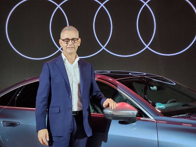 지난 15일 경기도 김포시 에어로피스에서 열린 '더 뉴 아우디 A5 프리뷰'에서 스티브 클로티 아우디코리아 사장이 기념촬영을 하고 있다./사진=도다솔 기자