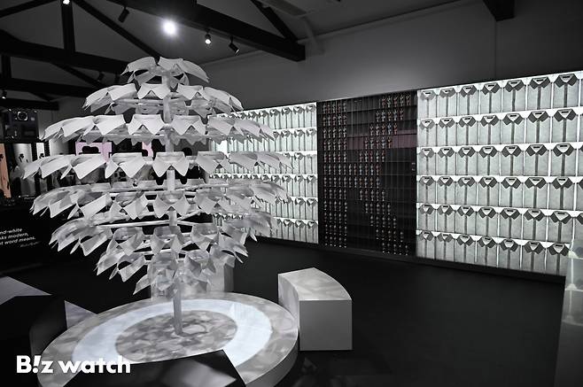 CJ온스타일이 16일 서울 성수동에서 글로벌 패션계의 전설로 불리는 칼 라거펠트(Karl Lagerfeld)의 팝업스토어를 열고 있다./사진=이명근 기자 qwe123@