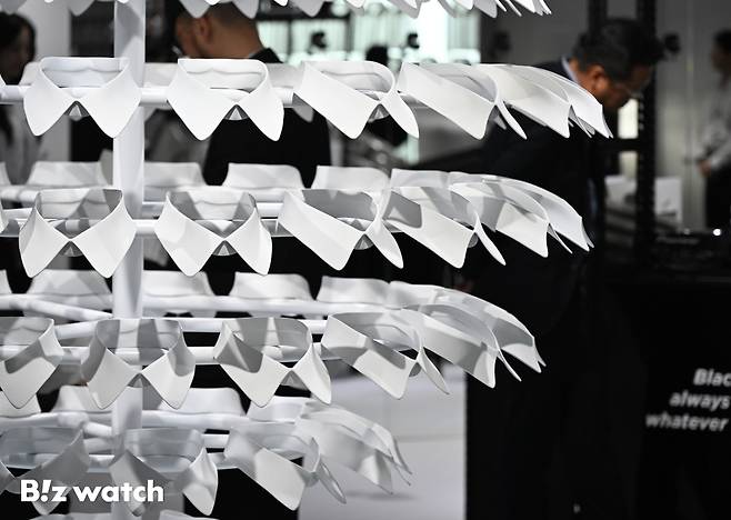 CJ온스타일이 16일 서울 성수동에서 글로벌 패션계의 전설로 불리는 칼 라거펠트(Karl Lagerfeld)의 팝업스토어를 열고 있다./사진=이명근 기자 qwe123@