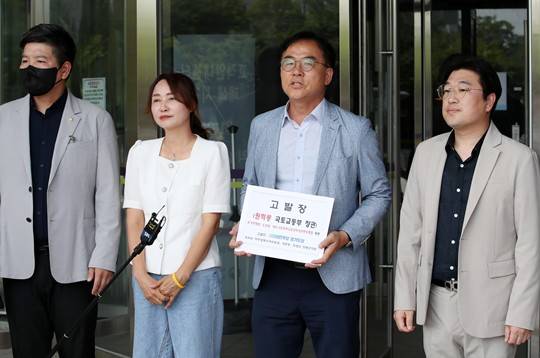 더불어민주당 경기도당 관계자들이 지난 2023년 고위공직자범죄수사처(공수처)에 원희룡 국토교통부 장관을 국가재정법, 도로법, 대도시권광역교통관리에관한특별법 위반으로 고발하기에 앞서 입장을 밝히고 있다. 사진=뉴시스