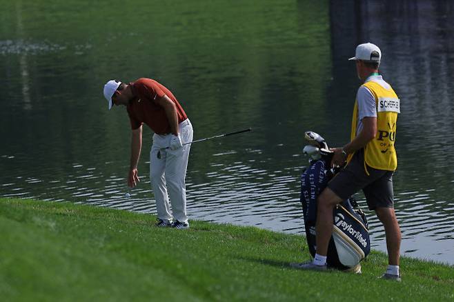 16번홀에서 2번째 샷을 물에 빠트려 드롭하는 셰플러.(사진=AFPBBNews)