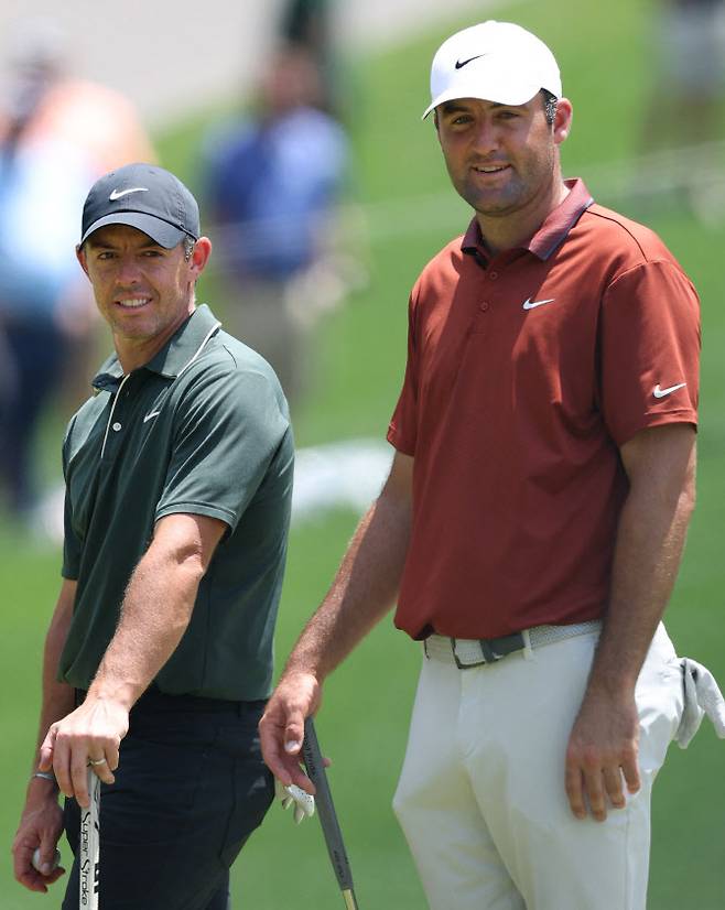 왼쪽부터 로리 매킬로이와 스코티 셰플러(사진=AFPBBNews)