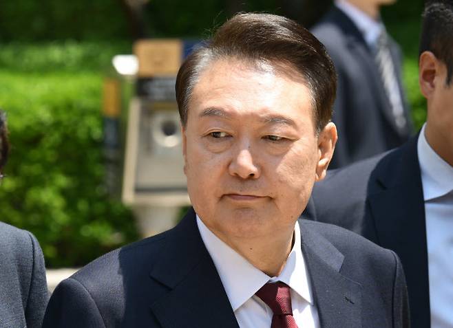 12·3 비상계엄 사태와 관련해 내란 우두머리 혐의 등으로 기소된 윤석열 전 대통령이 12일 서울 서초구 서울중앙지방법원에서 열린 3차 공판에서 오전 공판을 마치고 법원을 나서고 있다. 2025.05.12 (사진=뉴스1)