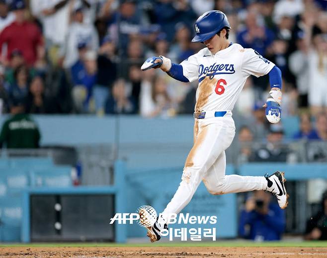 LA다저스의 김혜성이 무키 베츠의 적시타 때 홈을 밟고 있다. 사진=AFPBBNews