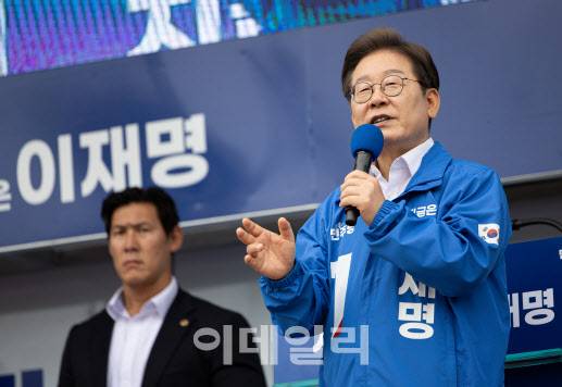 이재명 더불어민주당 대통령 후보가 16일 오후 군산시 구시청광장에서 시민들에게 지지를 호소하고 있다. (사진=뉴스1)
