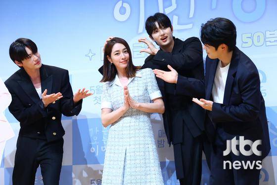 16일 오전 서울 KBS 아트홀에서 예능 프로그램 '가는정 오는정 이민정' 제작발표회가 열렸다. 황성훈 PD, 배우 이민정, 안재현, 김정현, 김재원이 참석했다. 박세완 엔터뉴스팀 기자 park.sewan@jtbc.co.kr