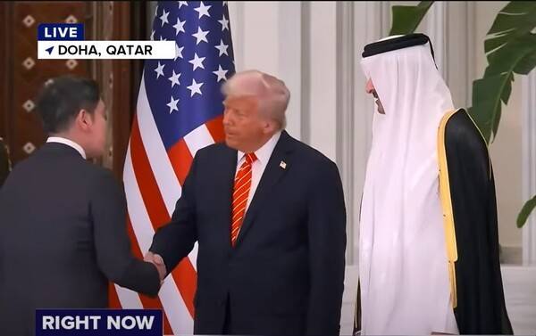 지난 14일(현지시간) 셰이크 타밈 빈 하마드 알사니 카타르 군주가 주최한 국빈만찬에 앞서 트럼프 트럼프 대통령과 악수하는&nbsp;정용진&nbsp;신세계그룹 회장. (미 ABC방송 유튜브 화면 갈무리) / 연합뉴스