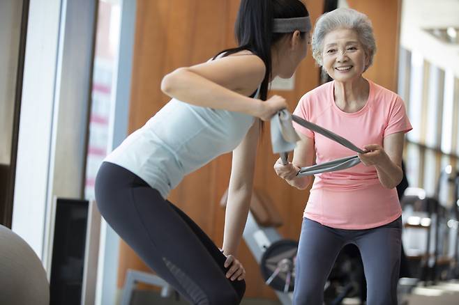 근육질 남성이 즐겨 먹는 크레아틴 보충제는 여성에게 더 유용했다. 여성이 매일 3-5g씩 크레아틴 보충제를 먹으면서 운동할 경우 근력 및 인지능력, 뼈 건강이 좋아졌다. 여성은 남성에 비해 크레아틴이 적게 저장되어 있다. [사진 게티이미지뱅크]