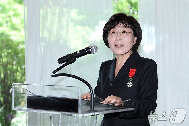 최정화 한국이미지커뮤니케이션연구원 이사장이 15일 오후 서울 서대문구 주한프랑스대사관에서 열린 수훈식에서 받은 '레지옹 도뇌르 오피시에' 훈장. 최 이사장은 한불 관계 증진 및 문화 교류에 기여한 공로를 인정받아 프랑스 국가 최고 훈장인 레지옹 도뇌르 오피시에를 한국 여성 최초로 받았다. 2025.5.15/뉴스1