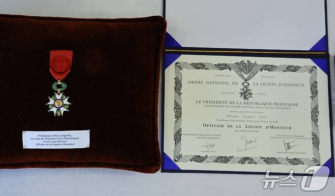 최정화 한국이미지커뮤니케이션연구원 이사장이 15일 오후 서울 서대문구 주한프랑스대사관에서 열린 수훈식에서 필립 베르투 주한 프랑스대사로부터 '레지옹 도뇌르 오피시에' 훈장을 받았다.  2025.5.15/뉴스1