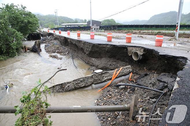 충남도가 오는 10월까지 여름철 재해 대비를 위해 구축한 ‘충남 세이프존(안전지대)’ 대응 체계를 본격 가동한다고 16일 밝혔다. 충남 금산 진산면 한 도로가 집중호우로 불어난 물에 유실돼 있다./뉴스1 ⓒ News1 김기태 기자