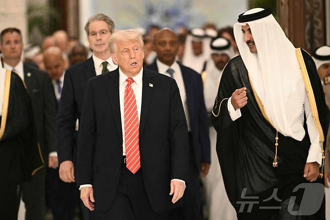 도널드 트럼프 미국 대통령이 14일(현지시간) 도하 루사일 궁전에서 열린 국빈 만찬에 셰이크 타밈 빈 하마드 알사니 카타르 국왕과 참석한 뒤 떠나고 있다. 2025.05.15 ⓒ AFP=뉴스1 ⓒ News1 우동명 기자