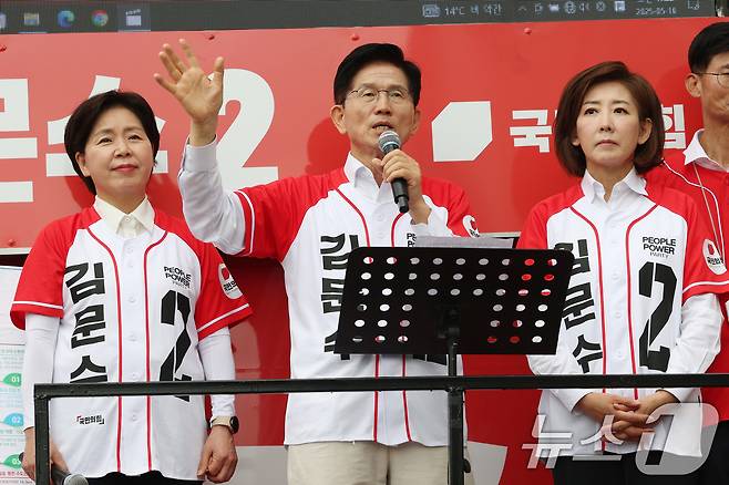 김문수 국민의힘 대통령 후보가 16일 오전 경기 화성시 동탄역에서 열린 유세에서 시민들에게 지지를 호소하고 있다. 2025.5.16/뉴스1 ⓒ News1 김영운 기자