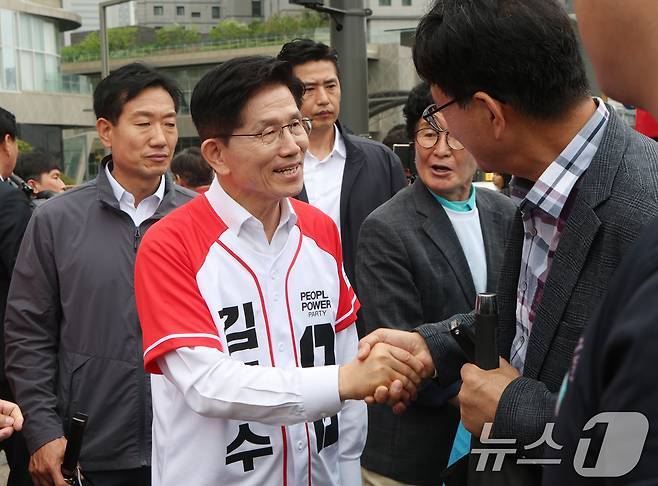 김문수 국민의힘 대통령 후보가 16일 오전 경기 화성시 동탄역에서 열린 유세에서 시민들에게 지지를 호소하고 있다. 2025.5.16/뉴스1 ⓒ News1 김영운 기자