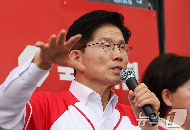 김문수 국민의힘 대통령 후보가 16일 오전 경기 화성시 동탄역에서 열린 유세에서 시민들에게 지지를 호소하고 있다. 2025.5.16/뉴스1 ⓒ News1 김영운 기자