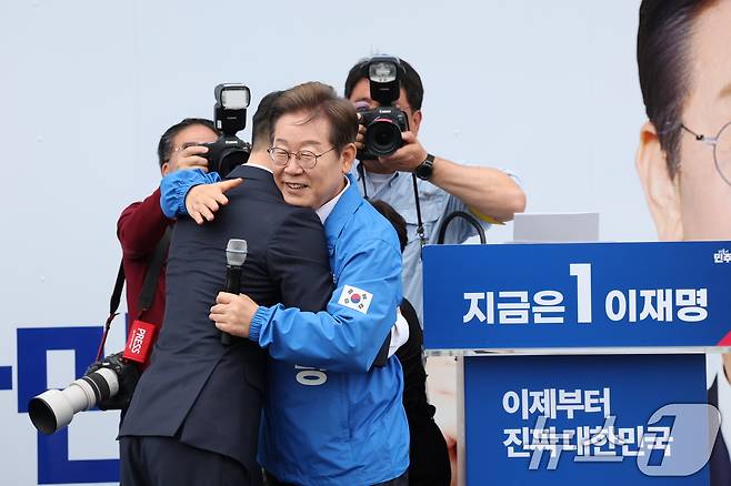 이재명 더불어민주당 대통령 후보가 16일 오전 전북 익산시 익산역 동부광장에서 무소속 김상욱 의원과 포옹을 나누고 있다. 2025.5.16/뉴스1 ⓒ News1 이재명 기자