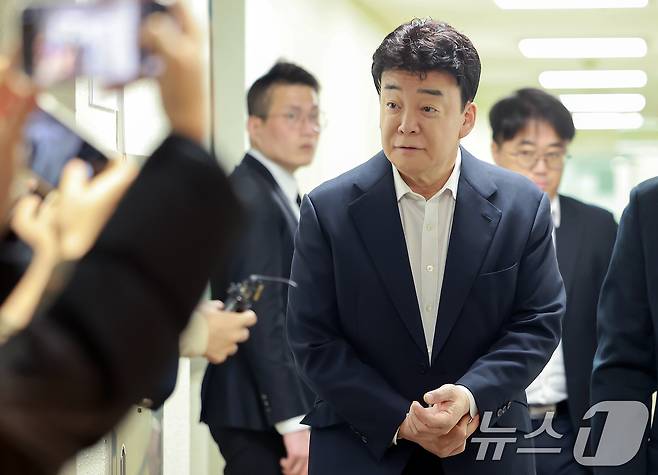 백종원 더본코리아 대표가 28일 서울 서초구 스페이스쉐어 강남역센터에서 열린 정기 주주총회에서 참석하고 있다. 2025.3.28/뉴스1 ⓒ News1 김진환 기자