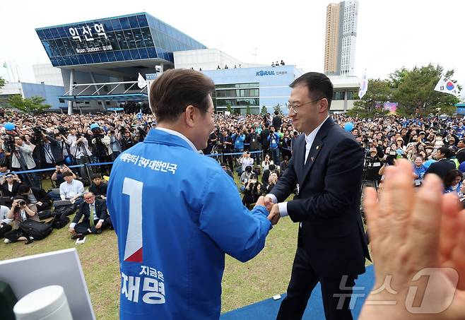 이재명 더불어민주당 대통령 후보가 16일 오전 전북 익산시 익산역 동부광장에서 무소속 김상욱 의원을 만나 악수를 나누고 있다. (공동취재) 2025.5.16/뉴스1 ⓒ News1 이재명 기자