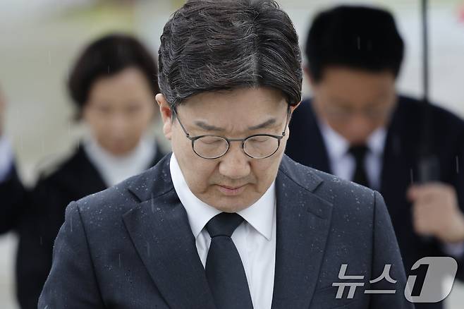 권성동 국민의힘 원내대표가 16일 오후 광주 북구 운정동 국립5·18민주묘지를 찾아 참배하고 있다. ⓒ News1 김태성 기자