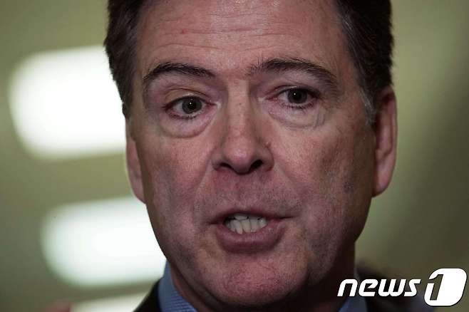 제임스 코미 전 FBI 국장이 7일 (현지시간) 하원 법사위원회 증언을 위해 워싱턴 의사당에 도착하고 있다. 코미 전 국장은 대선캠프와 러시아 간 유착 의혹 수사는 당초 미국인 4명에 초점을 맞췄으며 트럼프 대통령은 여기에 포함되지 않았다고 밝혔다. ⓒ AFP=뉴스1 ⓒ News1 우동명 기자
