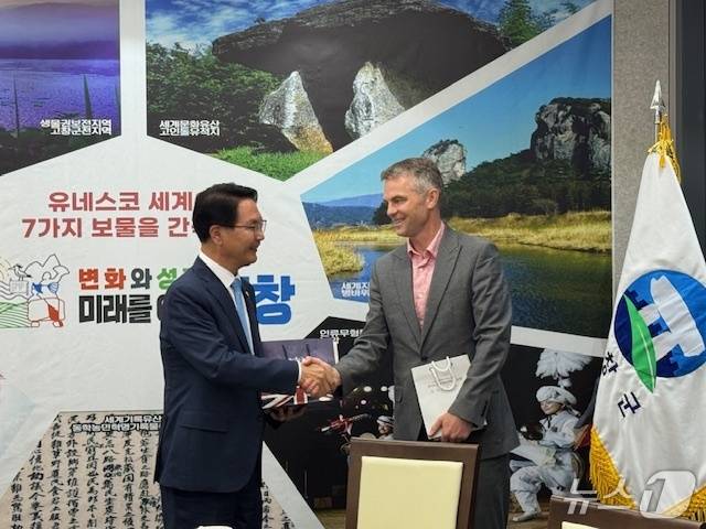 심덕섭 고창군수는 16일 개러스 위어 주한 영국 부대사(오른쪽)와 간담회를 갖고 기후 및 생태, 에너지분야의 현황과 발전 방안에 대해 심도 있는 논의를 진행했다. (고창군 제공, 재판매 및 DB금지)