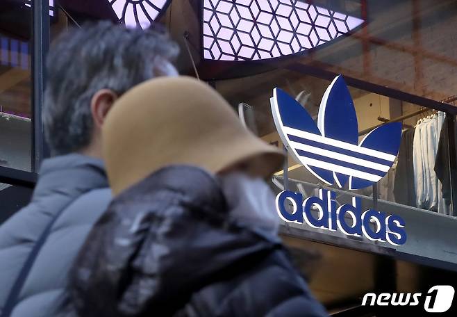 서울 중구 명동에 위치한 아디다스 매장 앞으로 시민들이 지나가고 있다.(자료사진) 2022.11.23/뉴스1. ⓒ News1 장수영 기자