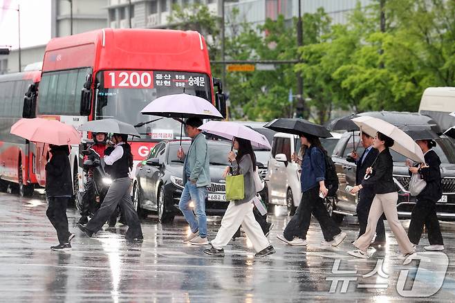 서울 종로구 광화문네거리에서 우산을 쓴 시민들이 퇴근길 발걸음을 재촉하고 있다. 2025.5.16/뉴스1 ⓒ News1 민경석 기자