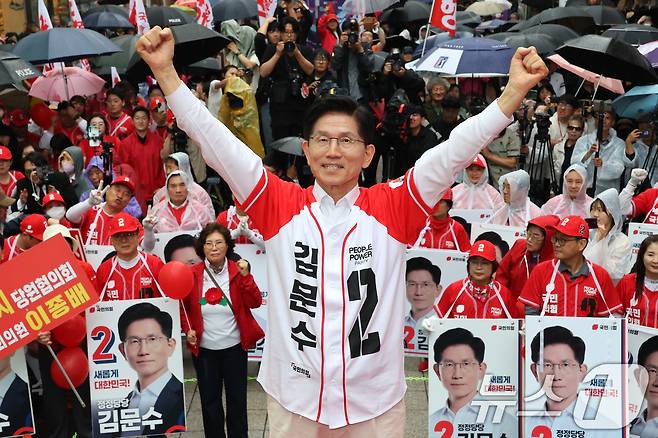 김문수 국민의힘 대통령 후보가 16일 오후 충북 청주시 상당구 성안길에서 가진 유세에서 손을 들어보이고 있다. 2025.5.16/뉴스1 ⓒ News1 이광호 기자